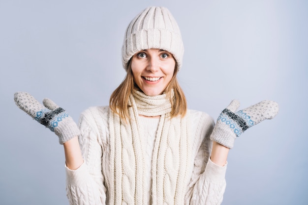 Photo gratuite femme heureuse dans des vêtements légers