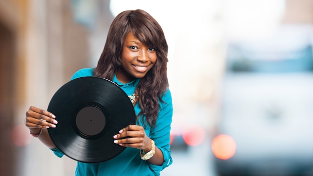 Femme heureuse avec un disque vinyle