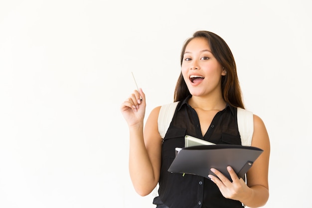 Femme heureuse avec dossier et stylo