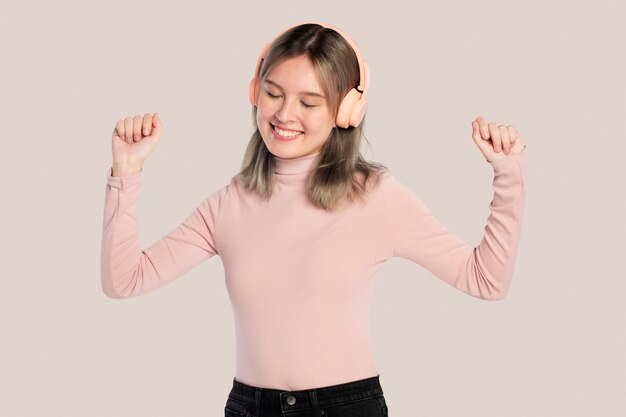 Femme heureuse écoutant de la musique avec des écouteurs