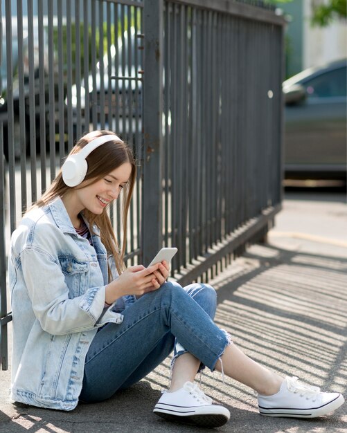 Femme heureuse, écouter musique