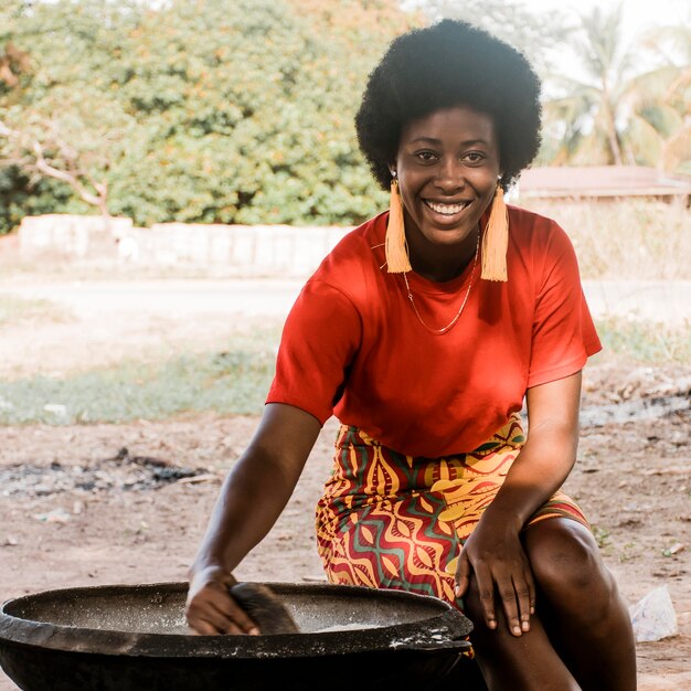 Femme heureuse à l'extérieur coup moyen