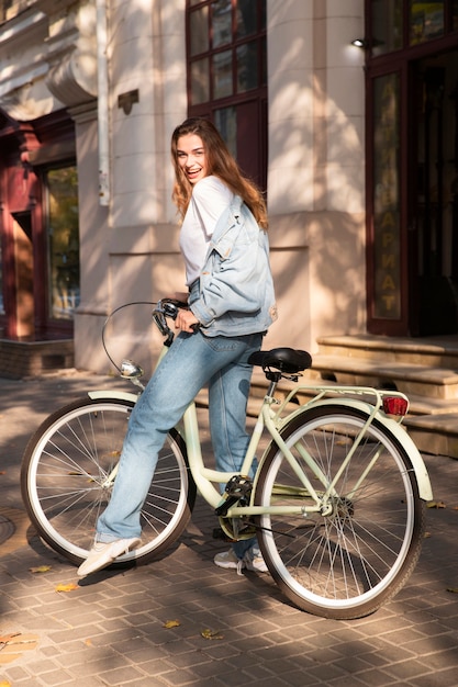 Femme heureuse, faire du vélo dans la ville