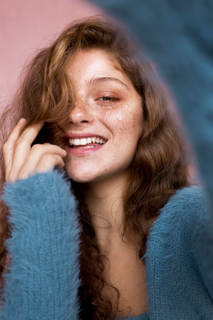 Femme heureuse avec des fleurs blanches sur son visage