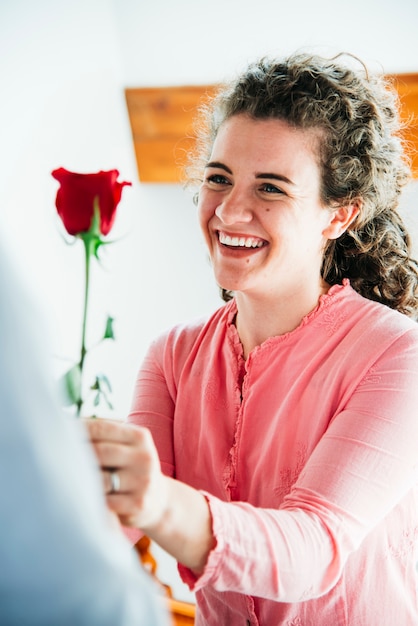 Photo gratuite femme heureuse avec des fleurs fraîches