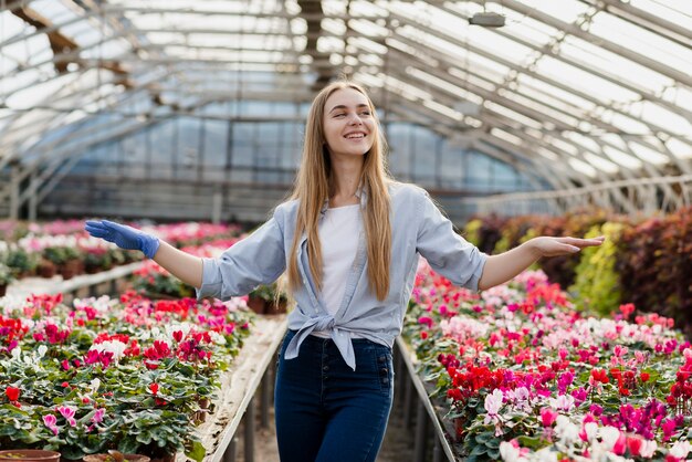 Femme heureuse des fleurs soulevées