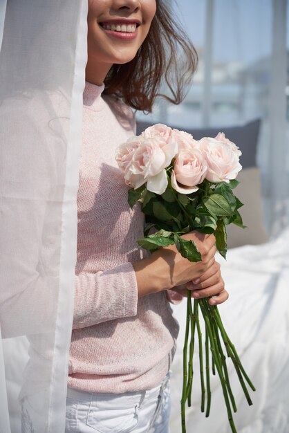 Femme heureuse avec des fleurs