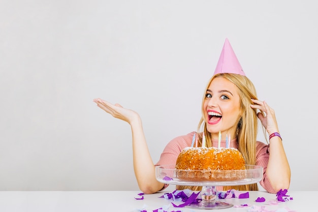 Femme heureuse avec un gâteau d&#39;anniversaire