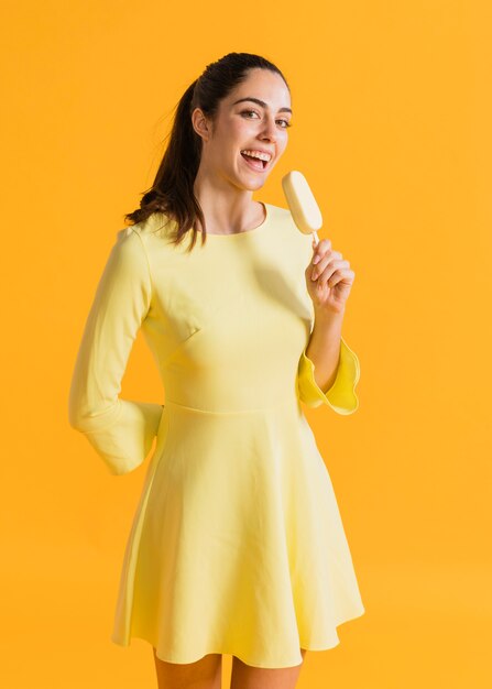 Femme heureuse, à, glace