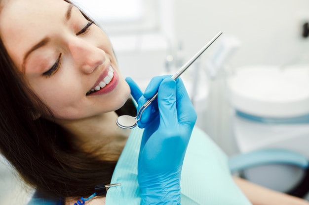 Femme heureuse avec un grand sourire à la clinique