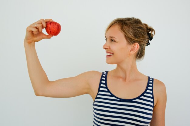 Femme heureuse et heureuse regardant la pomme