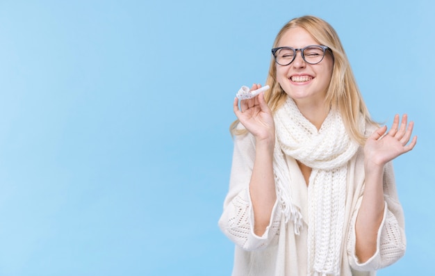 Photo gratuite femme heureuse avec des lunettes en riant