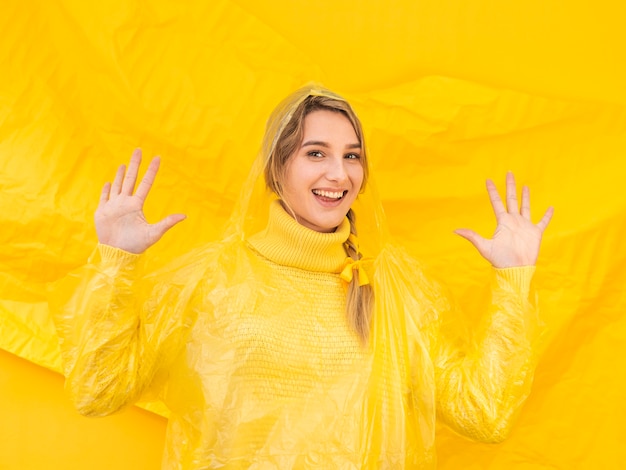 Femme heureuse, à, mains haut