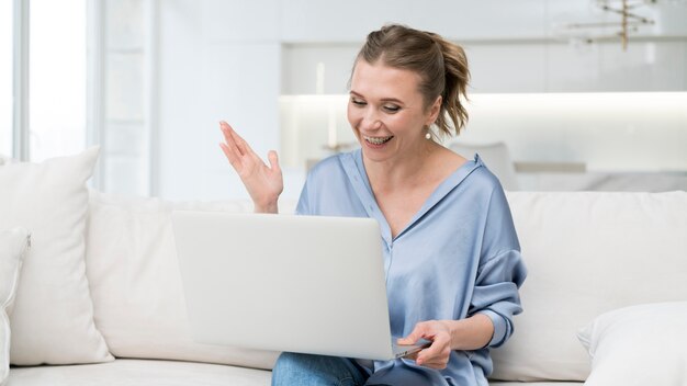 Femme heureuse, à, ordinateur portable