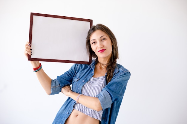 Femme heureuse avec une pancarte blanche vierge ou une affiche