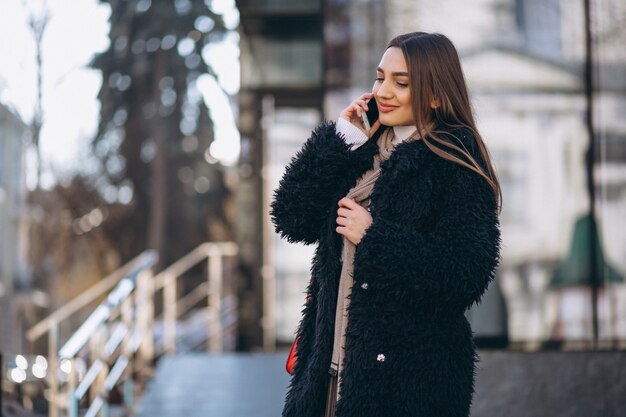 Femme heureuse de parler au téléphone