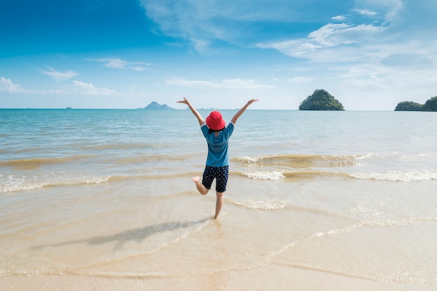 Photo gratuite femme heureuse sur la plage et le ciel des nuages.