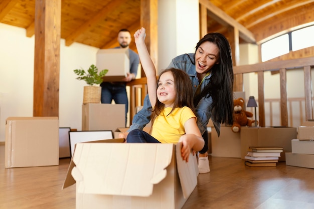 Femme heureuse plein coup jouant avec enfant