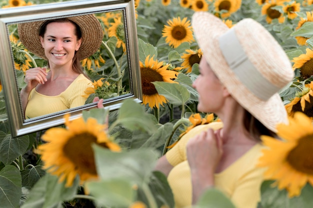 Photo gratuite femme heureuse, poser, à, miroir