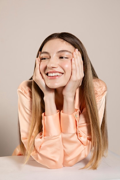 Femme heureuse, poser, à, table