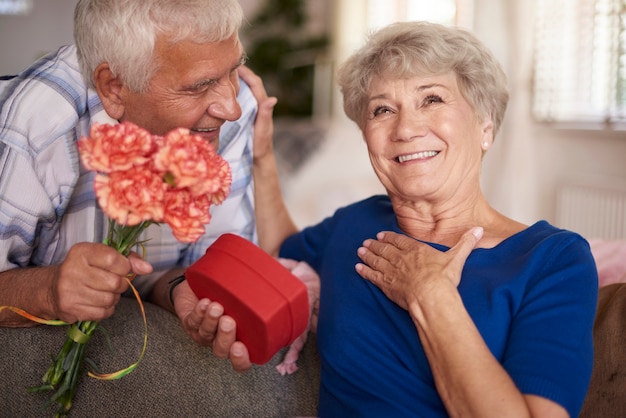 Une femme heureuse a reçu un cadeau