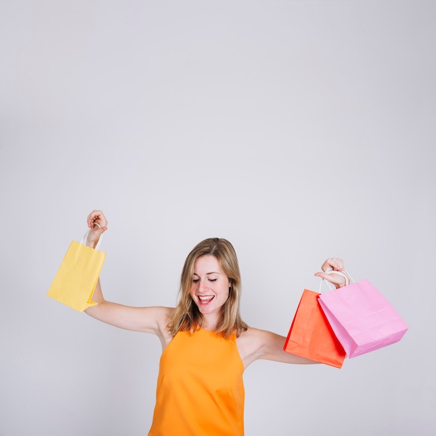 Femme heureuse avec des sacs à provisions