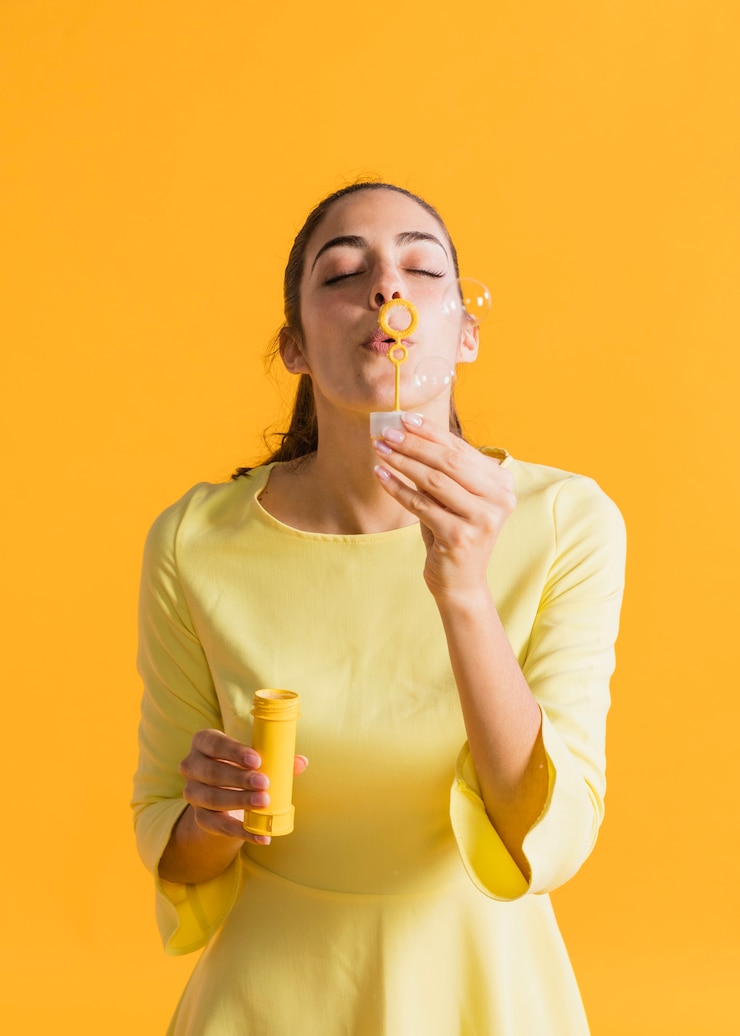Photo gratuit femme heureuse, à, savon, bobbles