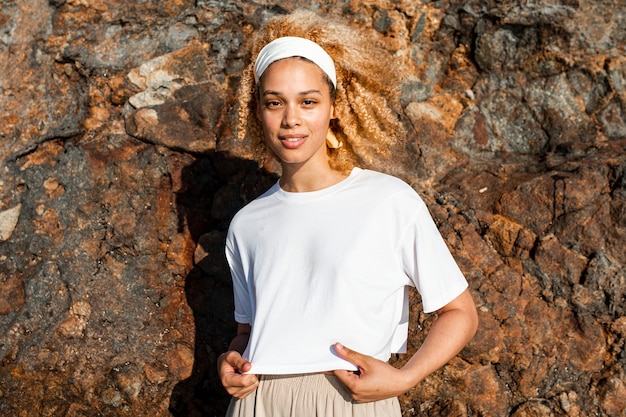 Femme Heureuse En Séance Photo En Plein Air Avec Un Haut Court Blanc