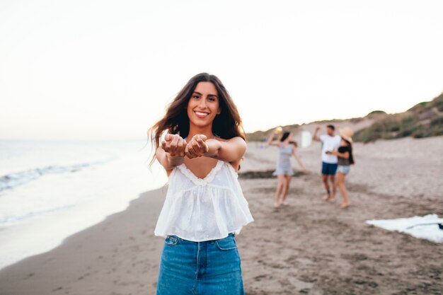 Femme heureuse avec ses amis à la plage