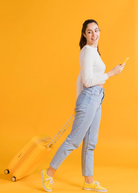 Femme heureuse, à, a, smartphone