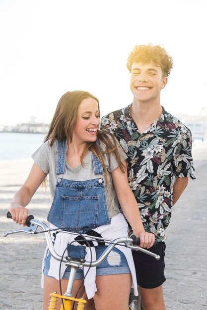 Femme heureuse avec son petit ami à vélo