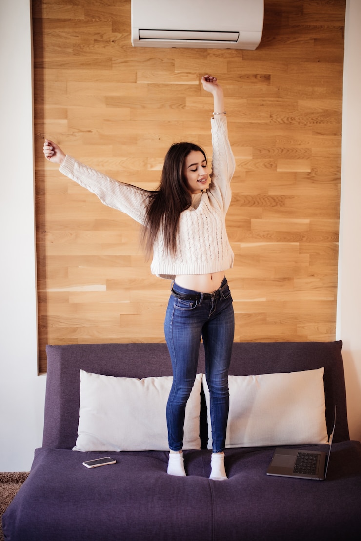Photo gratuit femme heureuse souriante travaille à la maison en étirant les bras pour se détendre après une dure journée