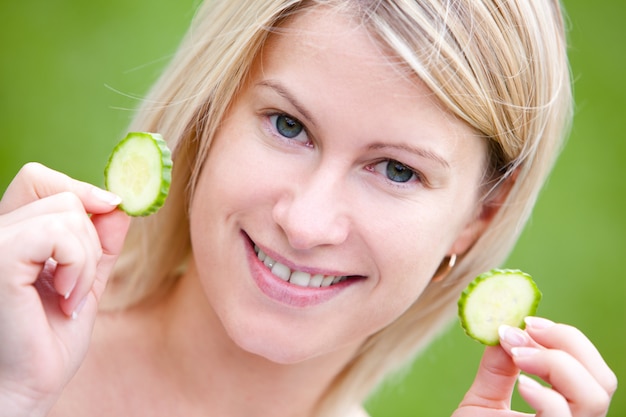 Femme heureuse, à, tranches concombre