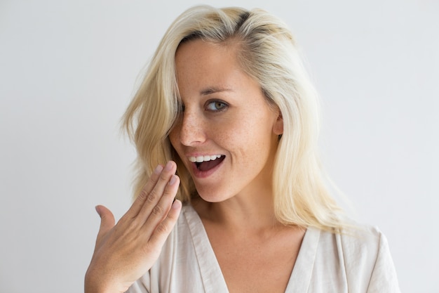 Femme heureuse vérifiant la fraîcheur de sa respiration