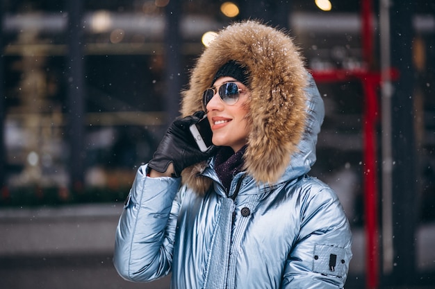 Femme heureuse en veste bleue