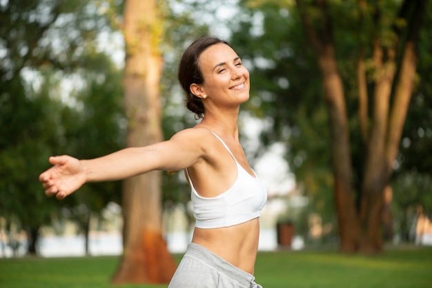 Femme heureuse vue de côté dans la nature