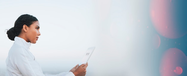 Femme hispanique à l'aide d'une tablette numérique