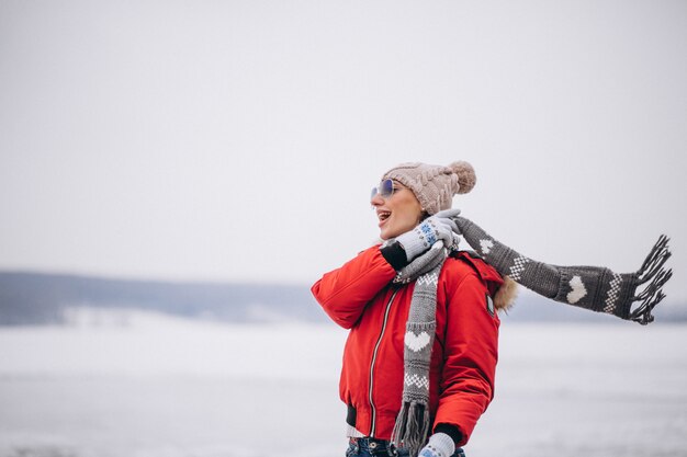 Femme en hiver au bord du lac