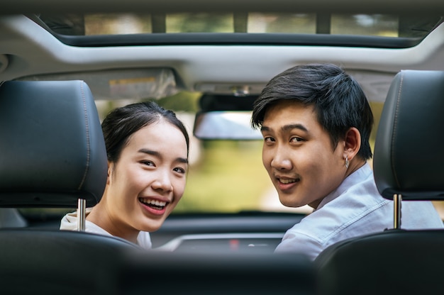 Une Femme Et Un Homme Assis Dans Une Voiture Avec Bonheur