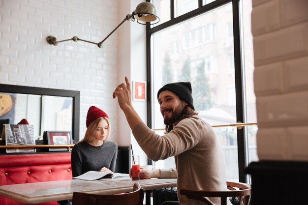 Femme avec homme au café