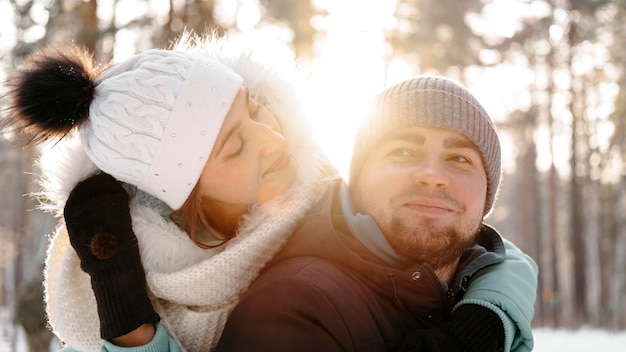 Femme et homme ensemble à l'extérieur en hiver