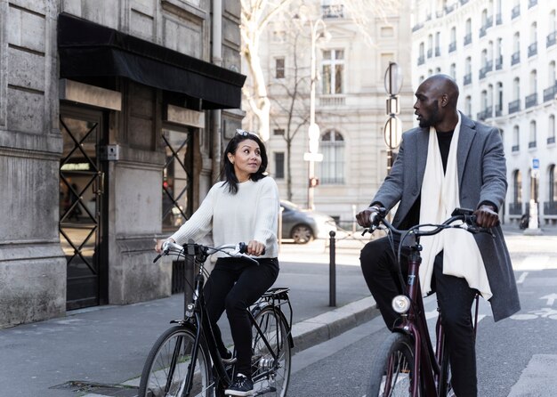 Femme et homme faisant du vélo dans la ville en france
