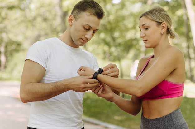 La femme et l'homme font des exercices à l'extérieur