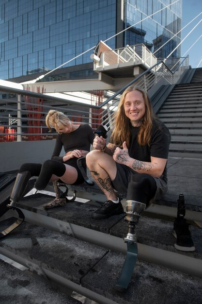 Femme et homme handicapés des jambes se préparant à courir en ville