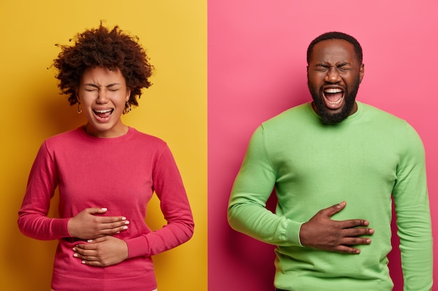 Photo gratuite une femme et un homme joyeux et hilarants touchent le ventre à cause du rire