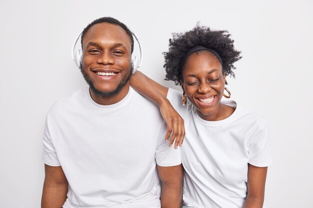 Une femme et un homme joyeux et insouciants à la peau foncée s'amusent à exprimer des émotions positives