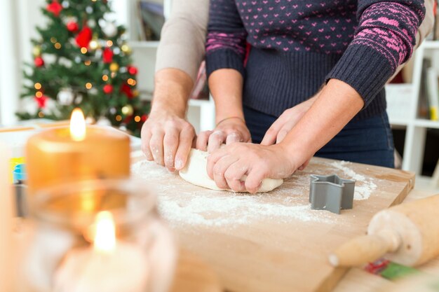 Femme et homme pétrissage