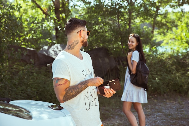 Femme et homme souriant et passer du temps ensemble dans la forêt. Concept de relation.