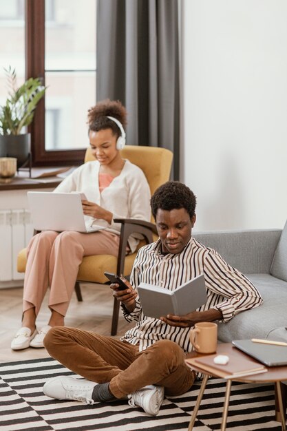 Femme et homme travaillant à distance à domicile