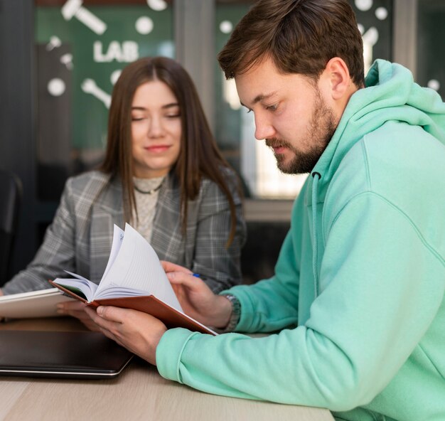 Femme et homme travaillant ensemble pour un nouveau projet